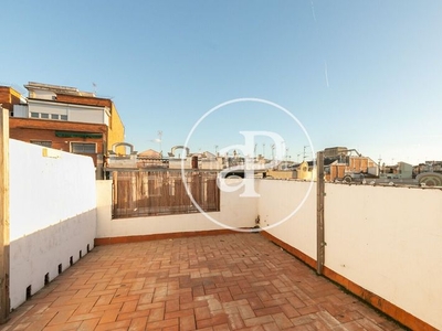 Ático con terraza de dos dormitorios en venta a reformar en calle concell de cent en Barcelona