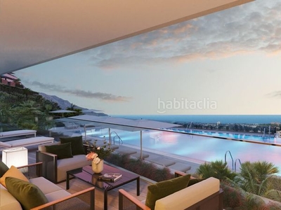 Ático de 3 dormitorios, 3 baños y solarium con vistas a y el litoral de marbella en Benahavís