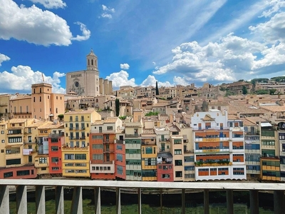 Ático en alquiler en Centre - Girona de 3 habitaciones con terraza y aire acondicionado