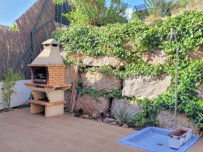 Casa adosada casa soleada con licencia turística y vista al mar ( garaje 120 m2) en Lloret de Mar