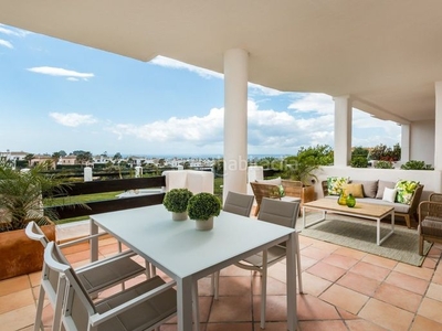 Casa adosada con 3 habitaciones amueblada con parking, piscina, aire acondicionado, jardín y vistas al mar en Estepona