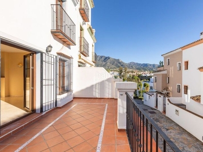 Casa adosada en calle camino de la cruz casa adosada con 4 habitaciones amueblada con parking, calefacción y aire acondicionado en Marbella