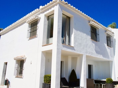 Casa con 6 habitaciones amueblada con parking, piscina, calefacción, aire acondicionado y vistas a la montaña en Málaga