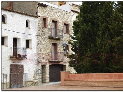 Casa de piedra reformada de 195 m2 construidos en la febro ( prades) calefacción, terraza etc. en Febró (La)