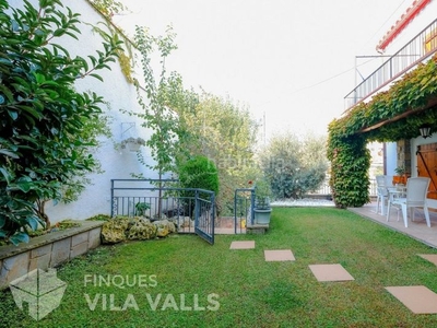 Casa torre con jardín en pleno centro en Sant Feliu de Codines