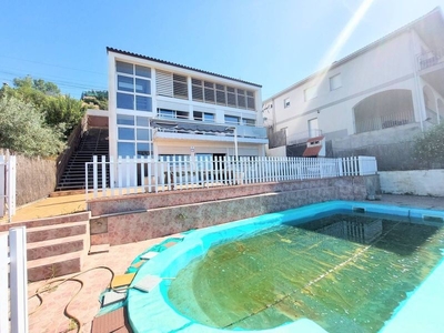 Casa urbanización de can villalba con piscina,excelentes vistas en Abrera