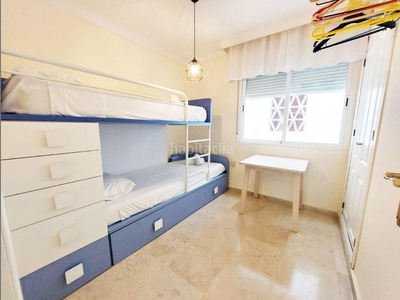 Piso con 2 habitaciones con ascensor, parking, aire acondicionado y vistas al mar en Benalmádena