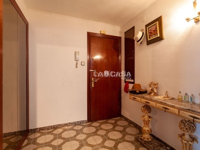 Piso con 3 habitaciones amueblado con ascensor, calefacción y aire acondicionado en Hospitalet de Llobregat (L´)
