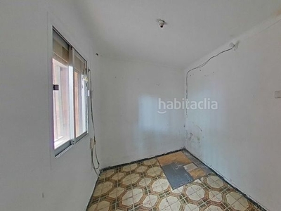 Piso pis de 3 habitacions a reformar al carrer alfons xii en Badalona