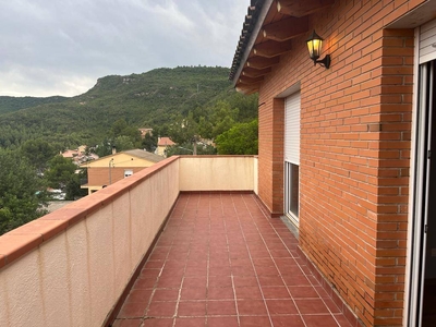 Venta Casa unifamiliar en Calle Alt Urgell Vacarisses. Buen estado con terraza 261 m²
