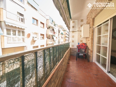 Venta Piso Granada. Piso de cuatro habitaciones Entreplanta con balcón