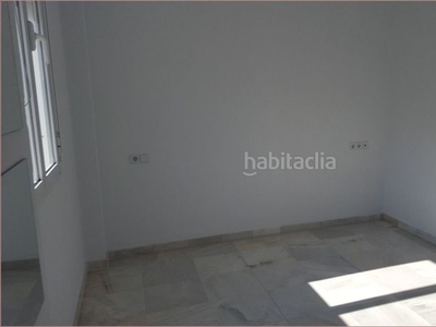 Alquiler ático duplex de 110m2 con 3 dormitorios, 2 baños, salon, cocina y terraza de mas de 30 m2 en Sevilla