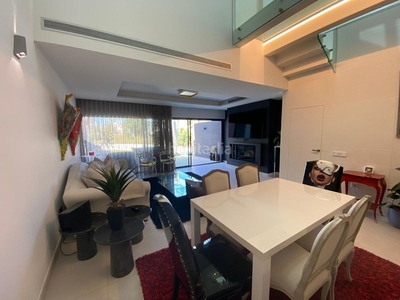 Alquiler casa adosada con 3 habitaciones con ascensor, parking, calefacción, aire acondicionado y vistas al mar en Estepona