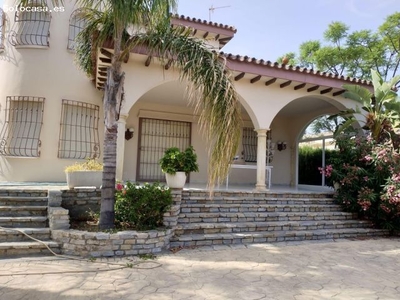 ???? ¡Espléndida Villa de 3 Plantas en San Pedro - Disponible para Alquiler a Largo Plazo!