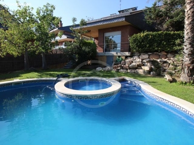 Estupenda casa amueblada, jardín y piscina alquiler 11 meses