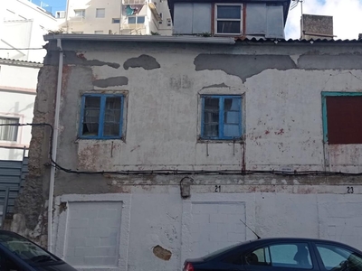 Сasa con terreno en venta en la Avenida Peruleiro y camino del Pinar' La Coruña