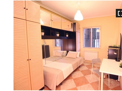 Bonita habitación en un apartamento de 3 dormitorios en Carabanchel, Madrid