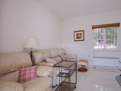Casa villa en Guadalmina Alta, 4 dormitorios, 2 cuartos de baño situado en esta zona muy solicitada. en Marbella