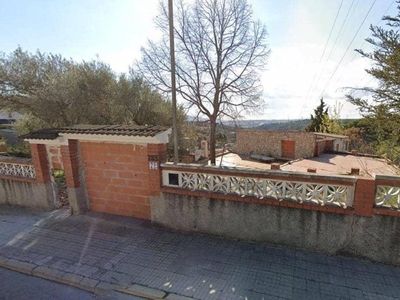Chalet independiente con terreno en venta en la Urbanització Can Santeugini' Castellbisbal