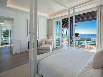 Dúplex con 3 habitaciones amueblado con ascensor, piscina, calefacción, aire acondicionado y vistas al mar en Marbella