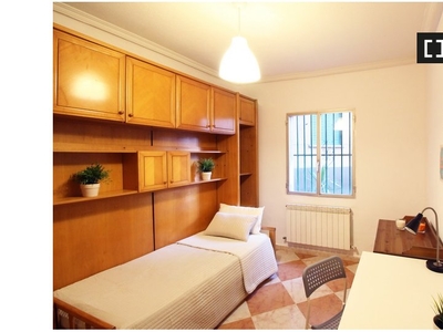 Habitación amueblada en apartamento de 3 dormitorios en Carabanchel, Madrid