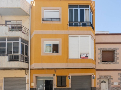 Venta Piso Almería. Piso de tres habitaciones en Maria Auxiliadora 26. Primera planta con terraza