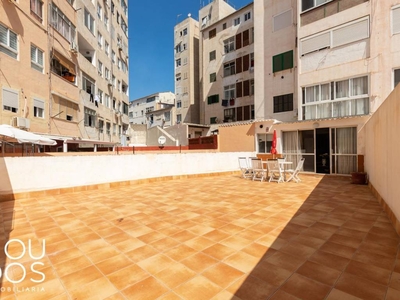 Venta Piso Palma de Mallorca. Piso de tres habitaciones en Carrer General Ricardo Ortega. A reformar primera planta con terraza