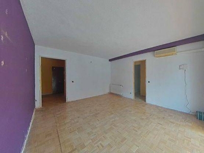 Venta Piso Parla. Piso de tres habitaciones en Calle de Fernando III El Santo. A reformar primera planta con terraza