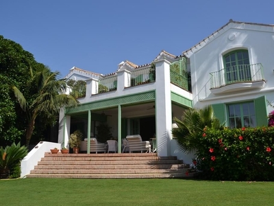 Villa con terreno en venta en la Guadalmina Baja