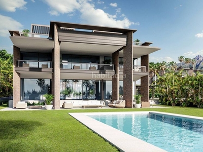 Chalet villa de lujo con instalaciones modernas, amplia piscina privada y parking para 6 coches en Marbella