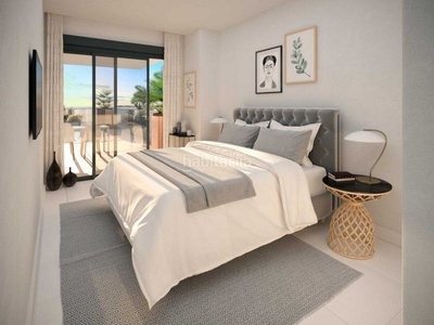 Planta baja con 3 habitaciones con ascensor, parking, piscina, calefacción y aire acondicionado en Estepona