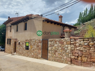 Casa en venta. Casa de diseño de reciente construcción en el pueblo de Atienza, uno de los más bonitos de España..