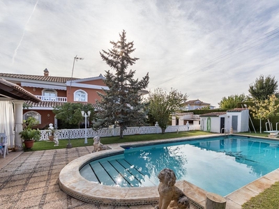 Venta de casa con piscina y terraza en Otura, Urb. las viñas