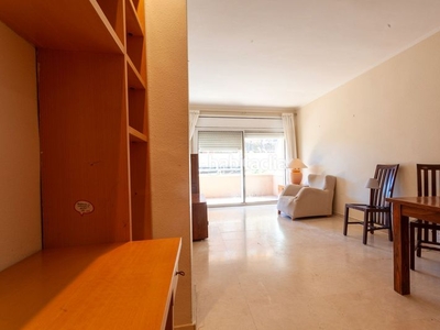 Piso con 3 habitaciones con ascensor, parking, piscina y aire acondicionado en Castelldefels