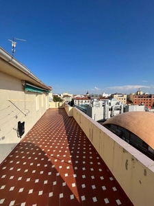 Alquiler de ático en Palacio de 2 habitaciones con terraza y piscina