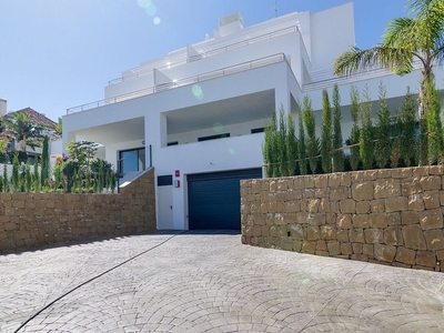 Alquiler de dúplex en Lomas de Marbella Club - Puente Romano de 3 habitaciones con terraza y piscina
