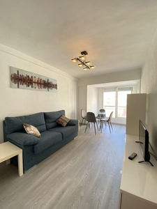 Alquiler de piso en Centro - Alicante de 3 habitaciones con muebles y balcón
