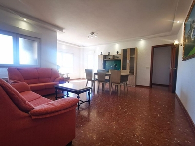Alquiler de piso en Centro - Almería de 3 habitaciones con terraza y muebles