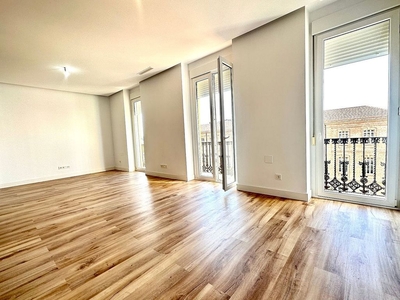 Alquiler de piso en Mestalla de 3 habitaciones con terraza y balcón