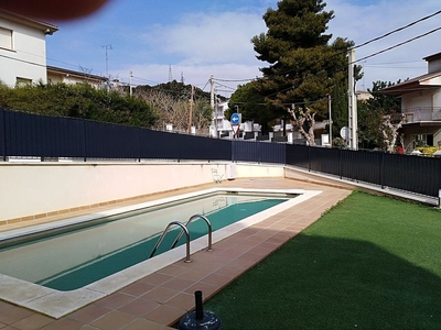 Alquiler de piso en Segur de Calafell de 1 habitación con terraza y piscina