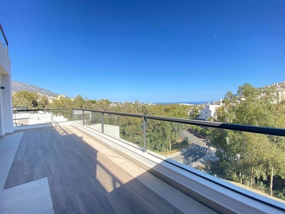 Ático en alquiler en Nueva Andalucía centro de 3 habitaciones con terraza y piscina