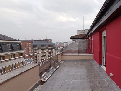 Ático en venta en Centro - Vitoria-Gasteiz de 2 habitaciones con terraza y calefacción
