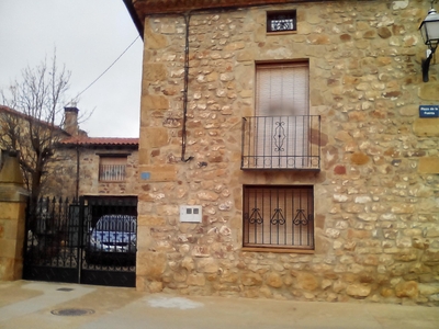 Casa en venta. Casa de piedra reformada, en el centro del pueblo, a 14 km de Soria, posibilidad de segregar y vender solo una parte