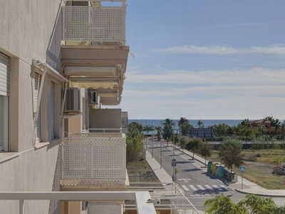 Piso en alquiler en avenida Mediterrani de 2 habitaciones con terraza y piscina