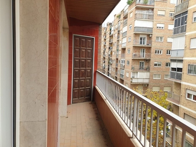 Piso en alquiler en Camino de Ronda - Rosaleda de 4 habitaciones con garaje y balcón