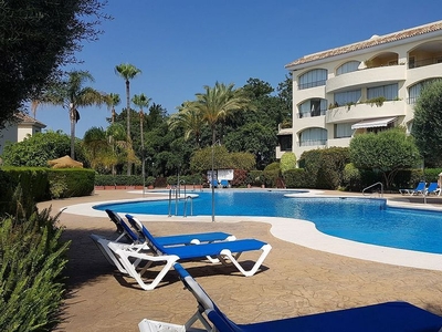 Piso en alquiler en Los Monteros - Bahía de Marbella de 2 habitaciones con terraza y piscina