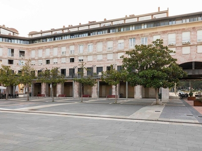 Piso en alquiler en plaza Yamaguchi de 2 habitaciones con garaje y muebles