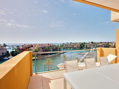 Piso en alquiler en Puerto de Sotogrande-La Marina de 2 habitaciones con terraza y piscina
