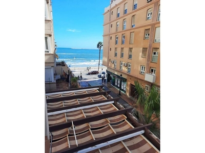 Piso en venta en Melilla de 4 habitaciones con terraza y piscina