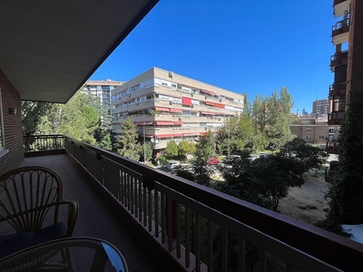 Piso en venta en Valdezarza de 3 habitaciones con terraza y piscina